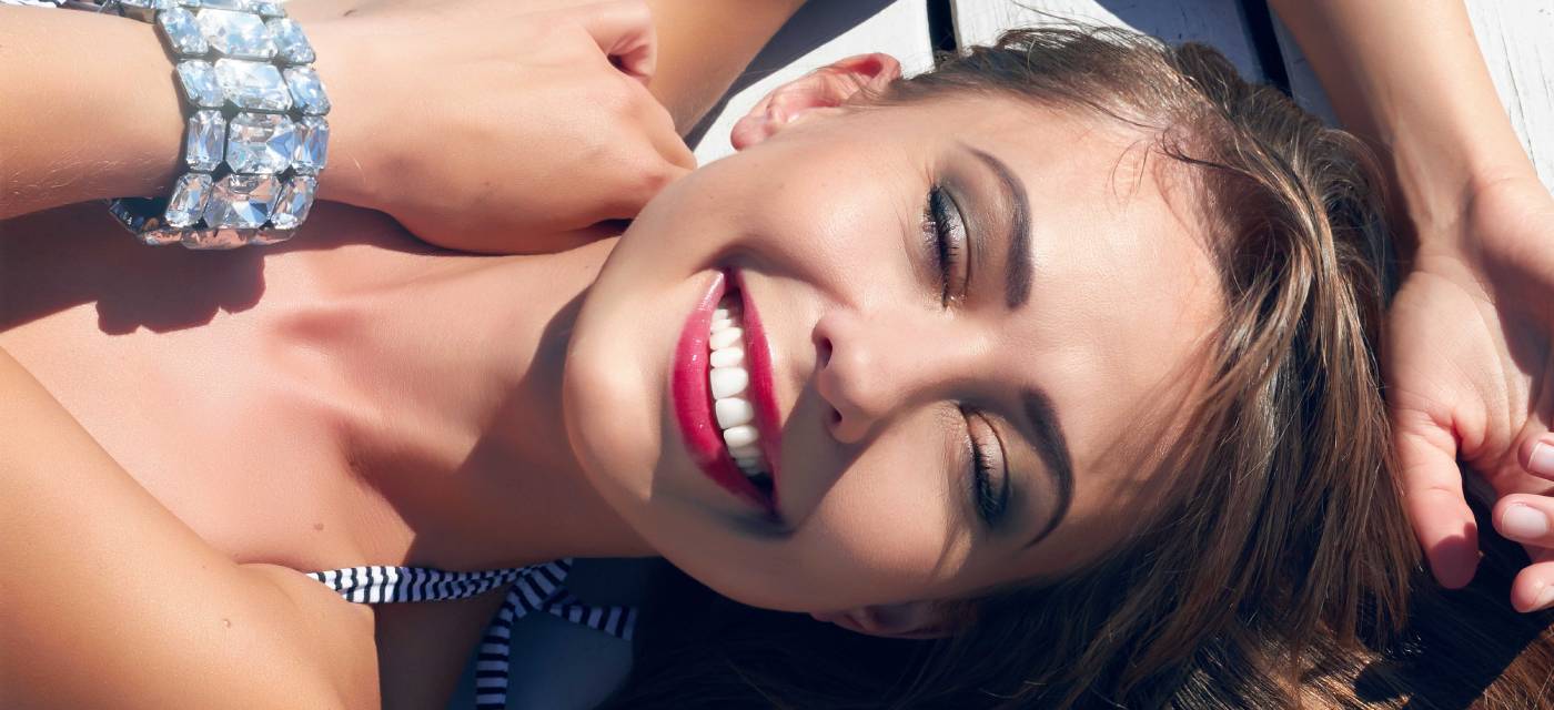 Mujer con blanqueamiento dental 