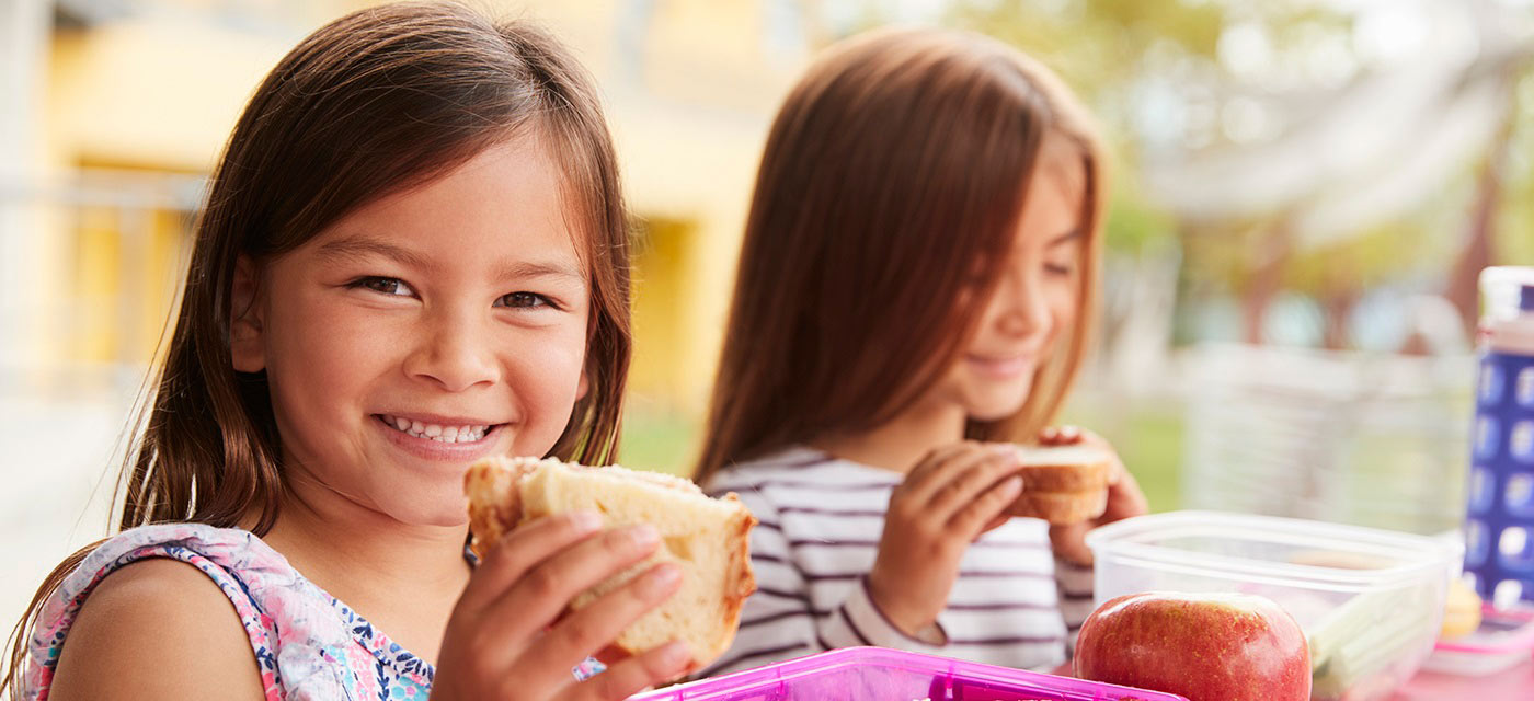 Niñas sonríen después de recuperación de caries dental