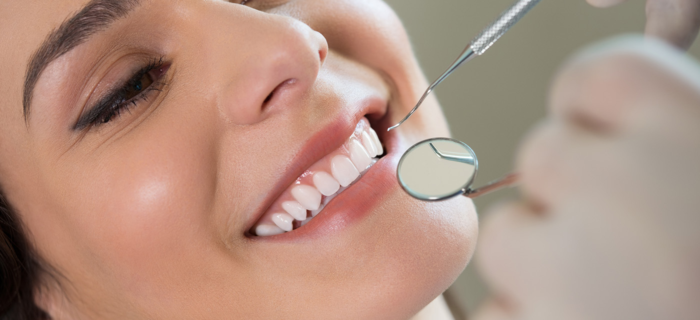 Mujer sonríe durante revisión con el dentista
