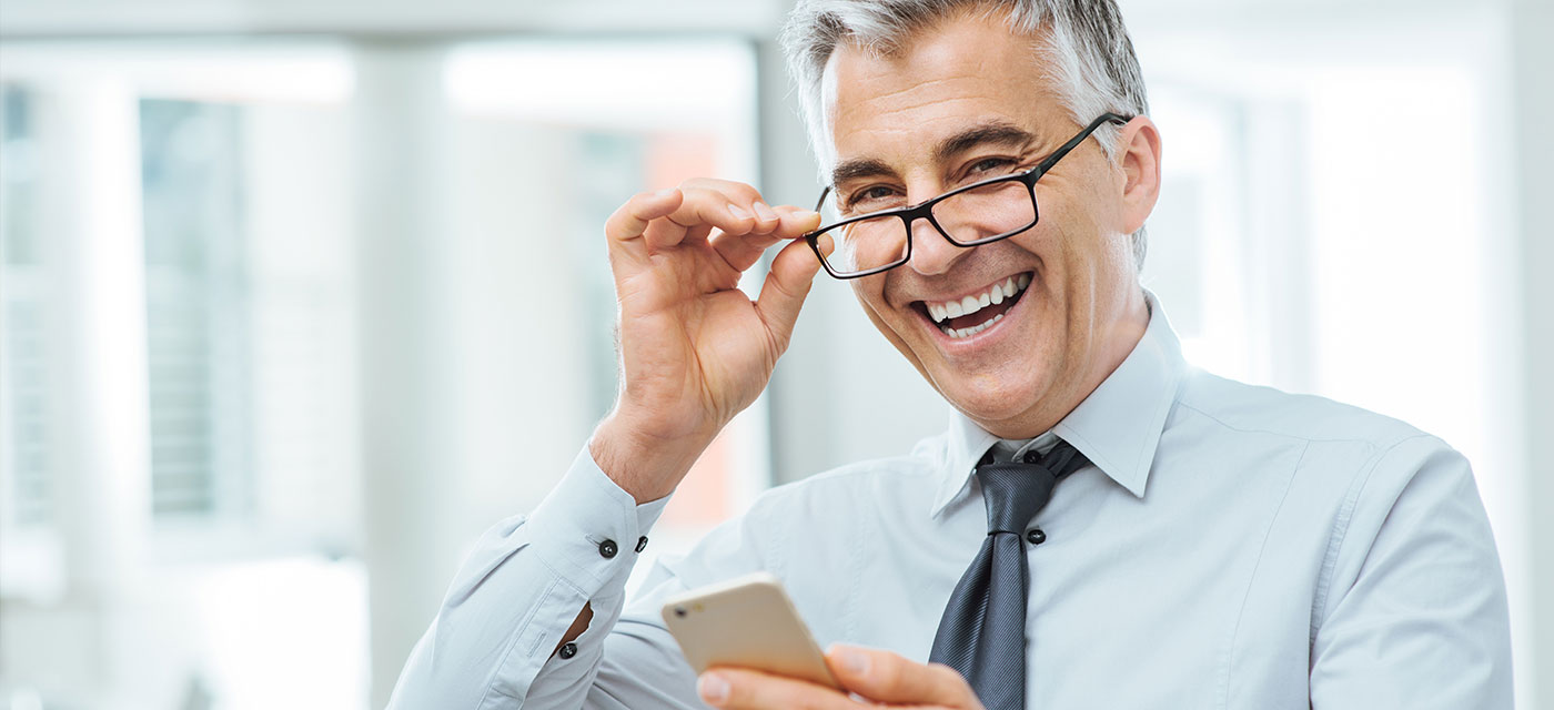 Hombre luce su sonrisa con prótesis dentales