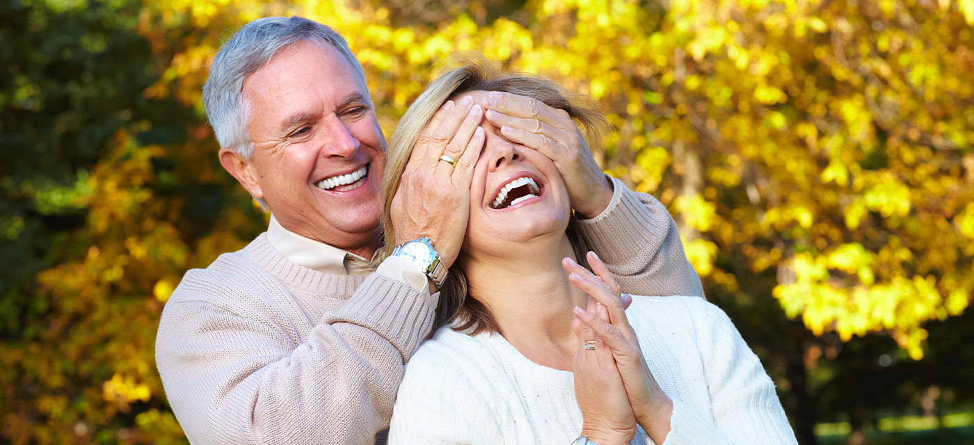 Pareja de esposos mayores scon una sonrisa perfecta gracias a Dentix