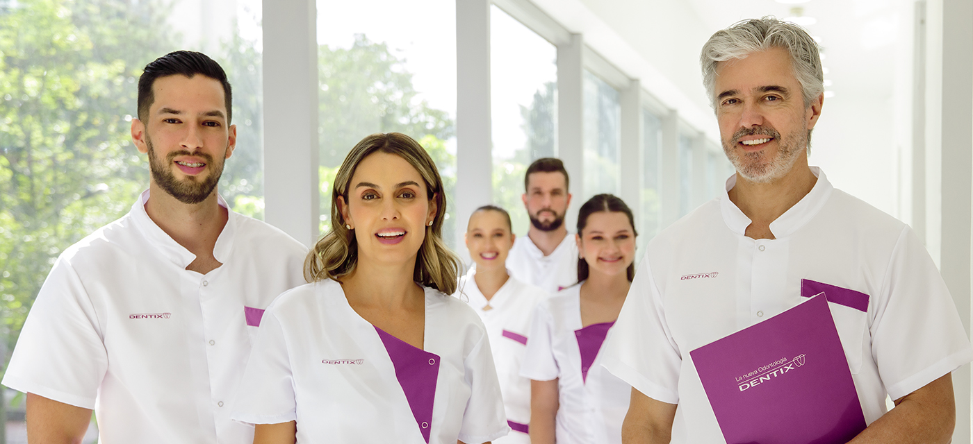 Odontólogos de Dentix sonriendo por el día del Odontólogo  