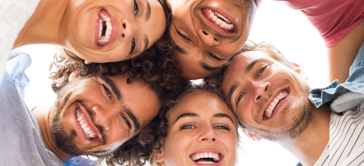 Jóvenes felices mostrando su sonrisa perfecta en el día mundial de la Sonrisa