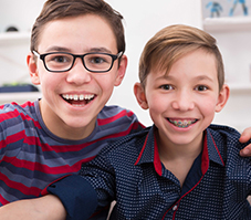 Niños con brackets
