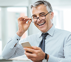 Hombre luce su sonrisa con prótesis dentales