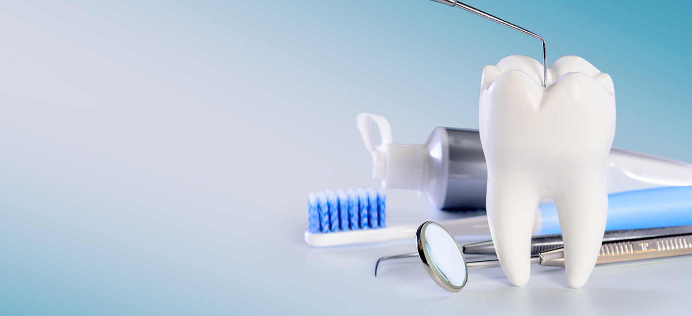 Elementos de salud oral cerca de una muela por el día Mundial de la Higiene