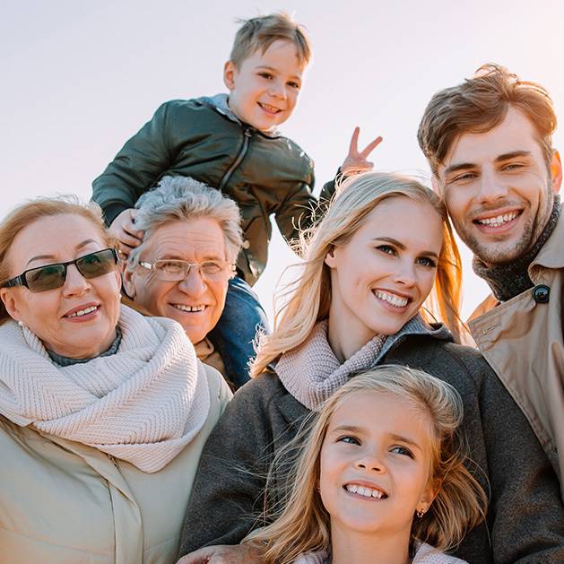 Familia feliz con fluor dental 