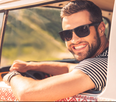 Hombre luce su sonrisa con carillas dentales