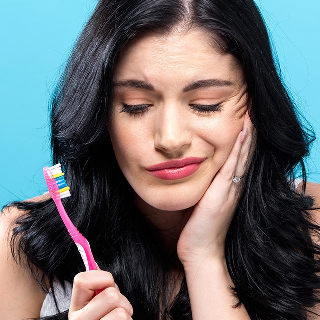 mujer con dientes sensibles