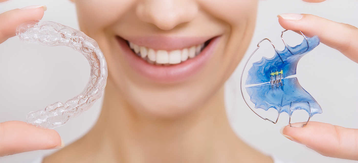Mujer con dos Tipos de Retenedores Dentales