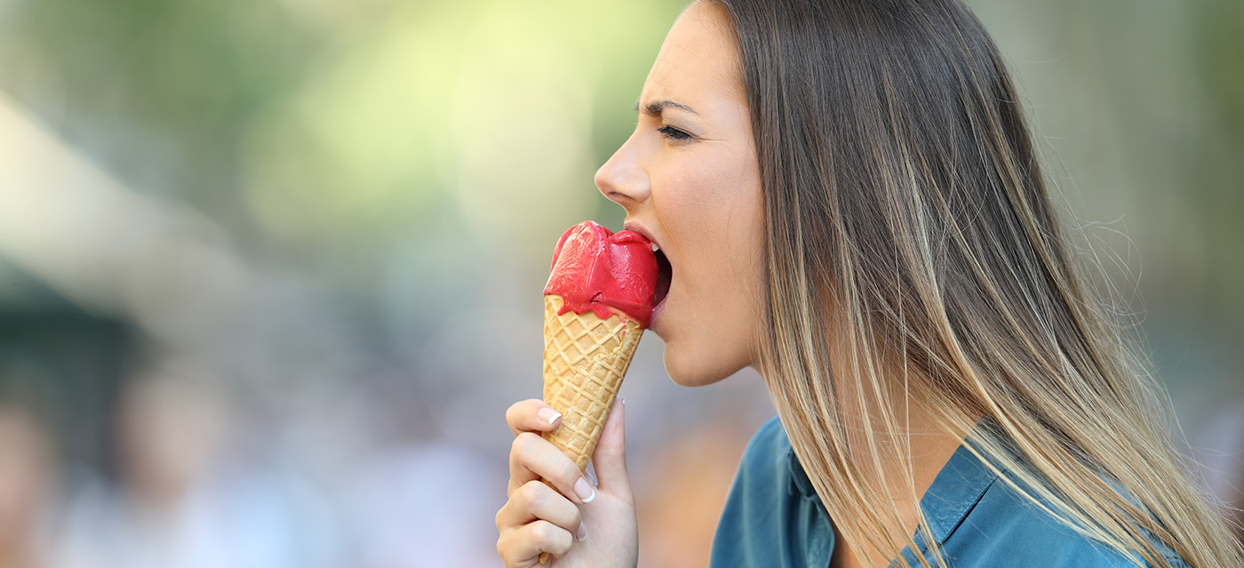 mujer con sensibilidad dental