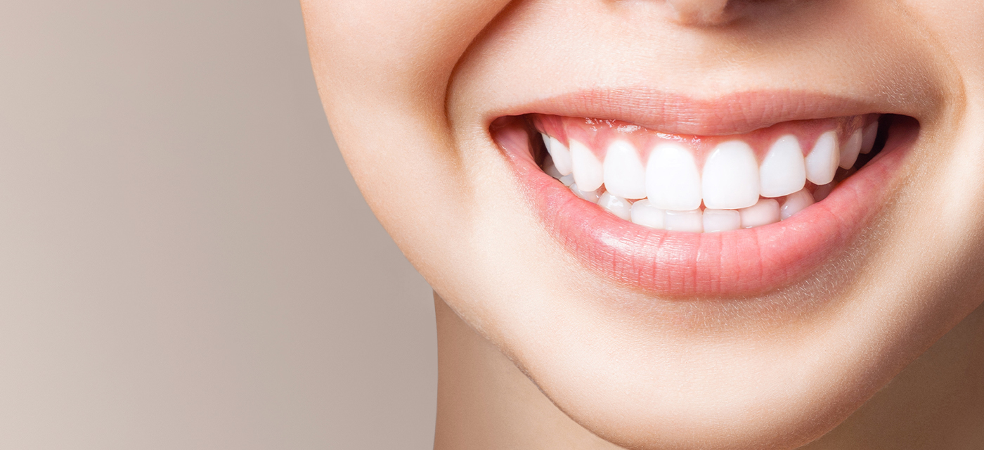 Mujer sonriendo con Encías Sanas