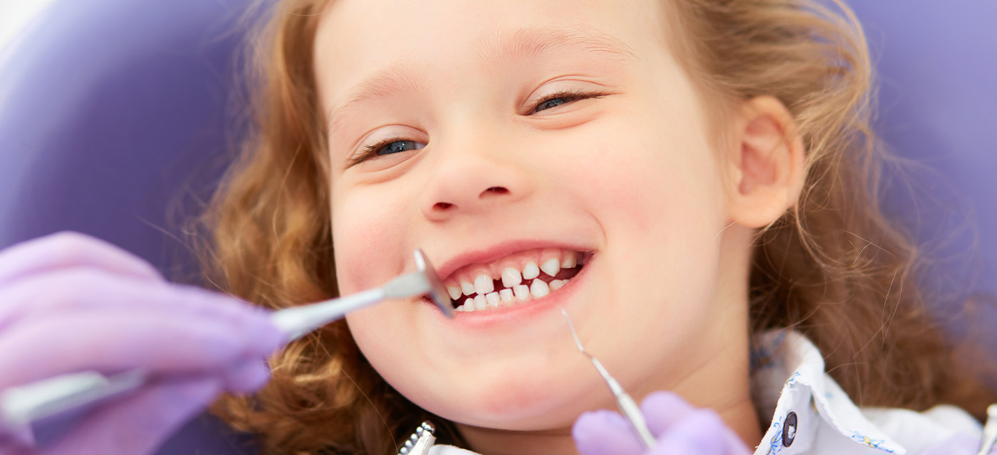 niña en cita odontológica en revisión dental