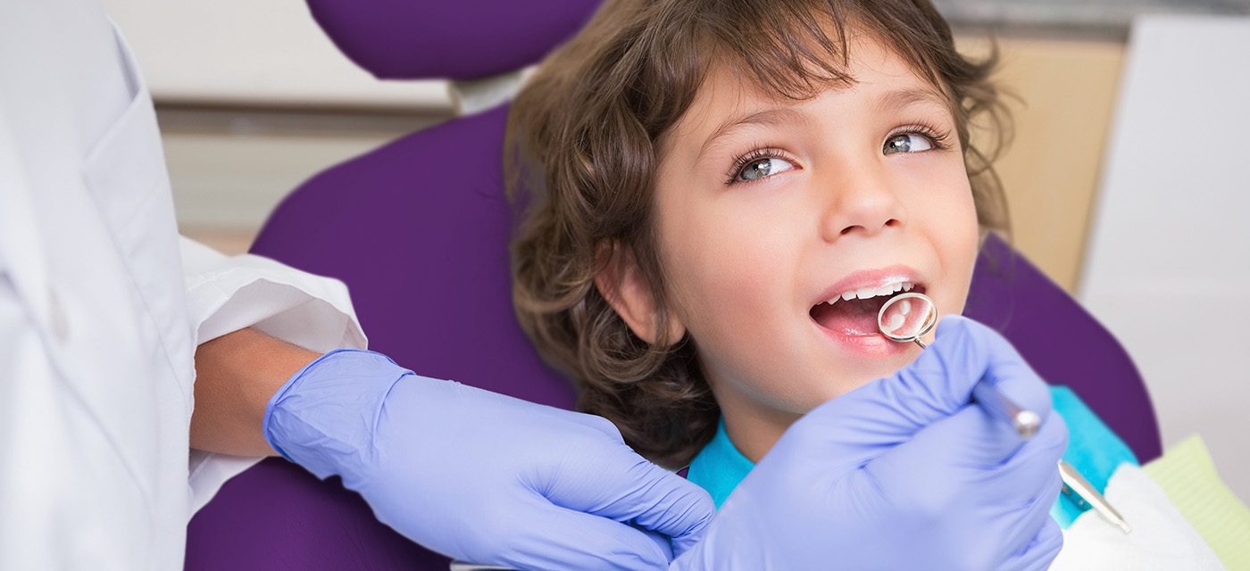 Niño en su cita de odontología pediátrica 