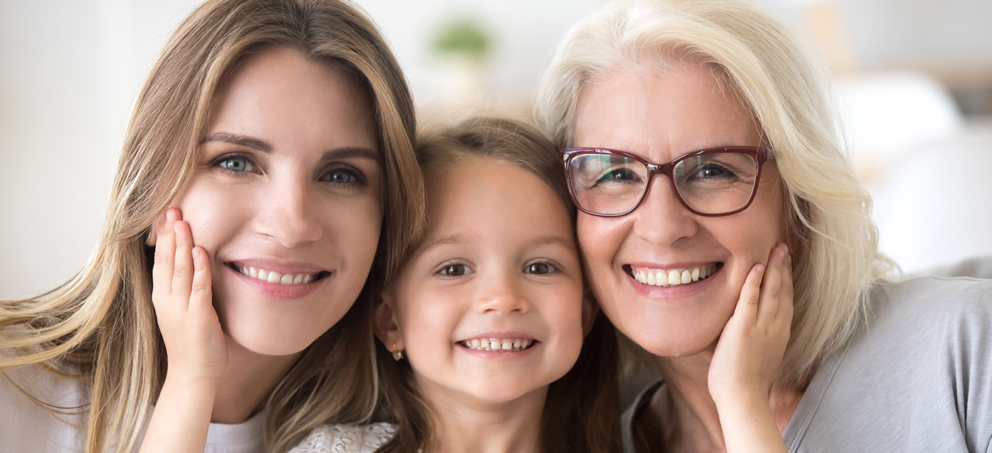 Abuela, madre e hija sonríen juntas