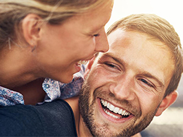 Pareja sonríe con blanqueamiento dental