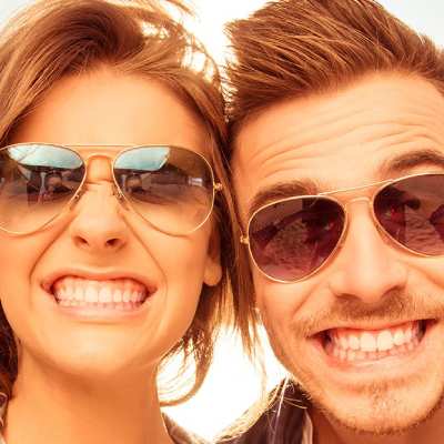 Pareja corrige problema de dientes amarillos