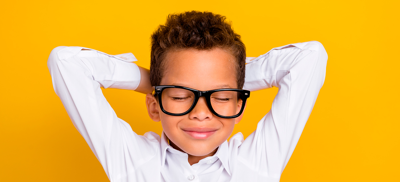Niño relajado disfrutando de su semana de receso   