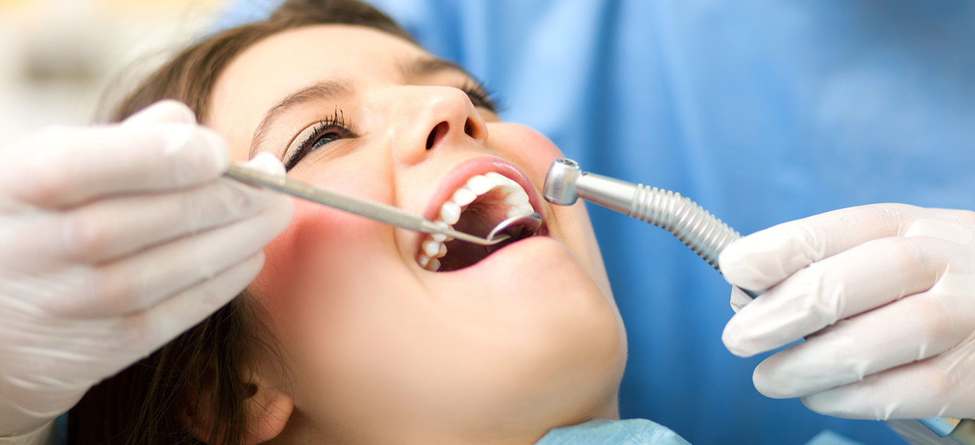 Mujer  en tratamiento de periodoncia con su odontólogo en Dentix