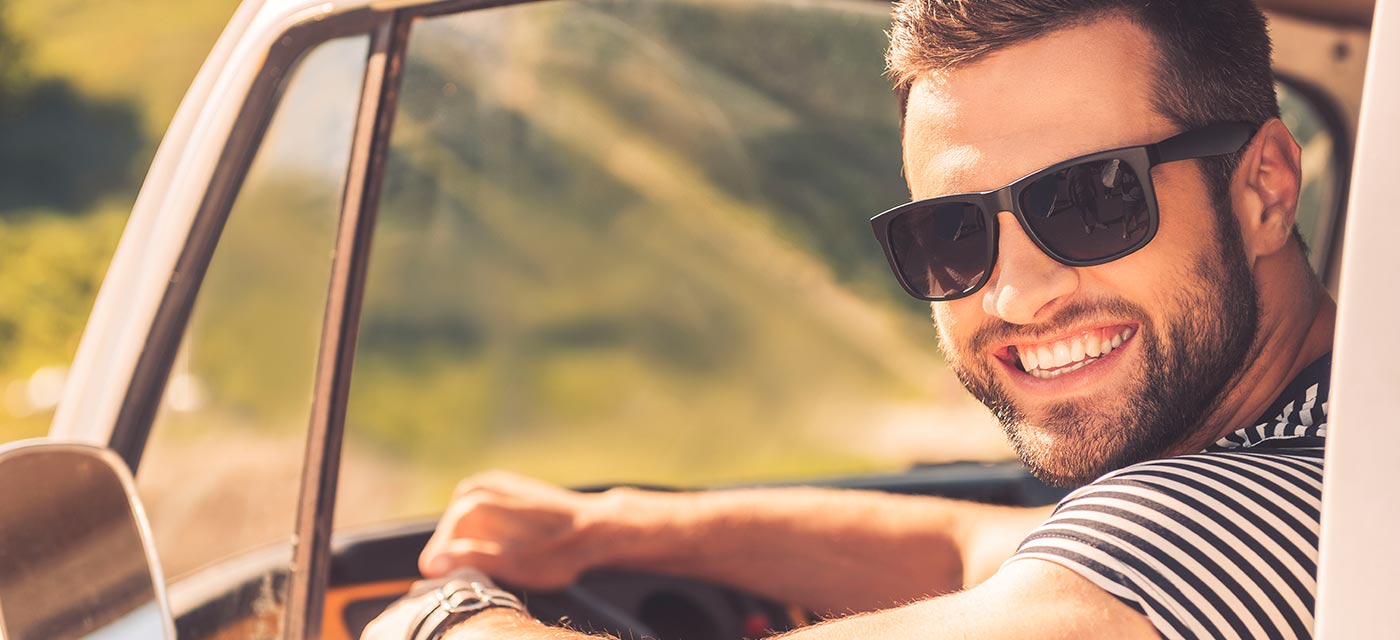 Hombre luce su sonrisa con carillas dentales
