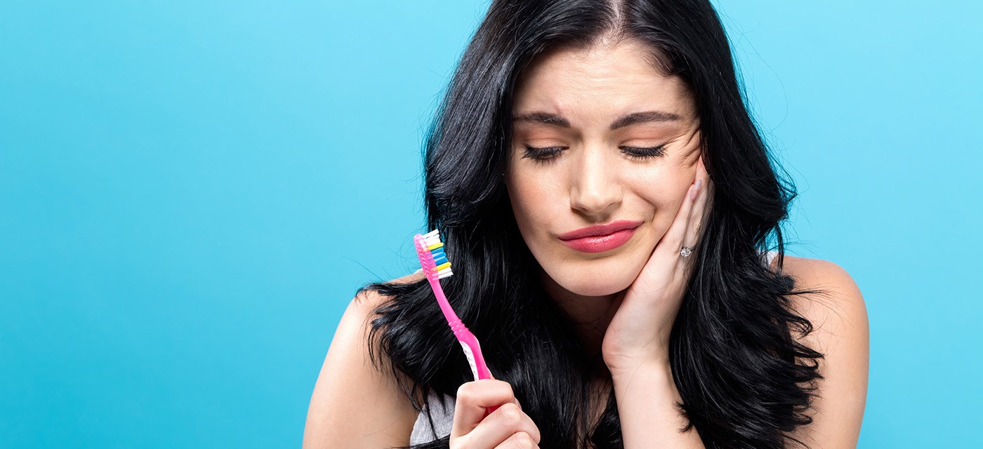 mujer con dientes sensibles
