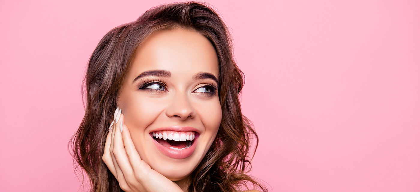 mujer con diseño de sonrisa