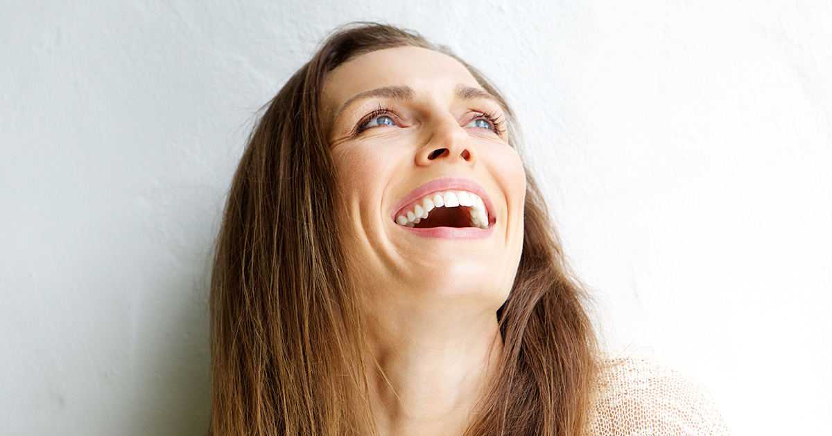 Mujer sonriendo con elevación de seno maxilar