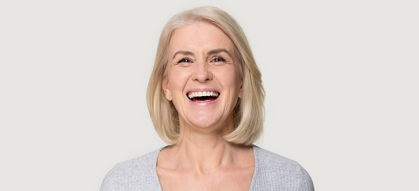 mujer con implantes dentales