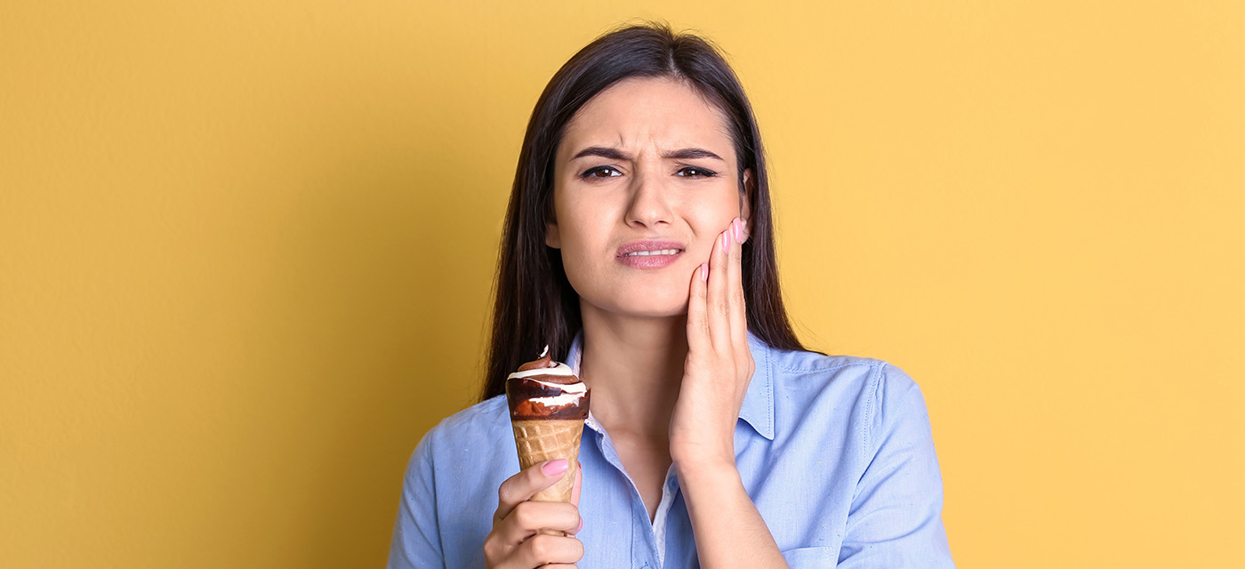 mujer con sensibilidad dental por pulpitis