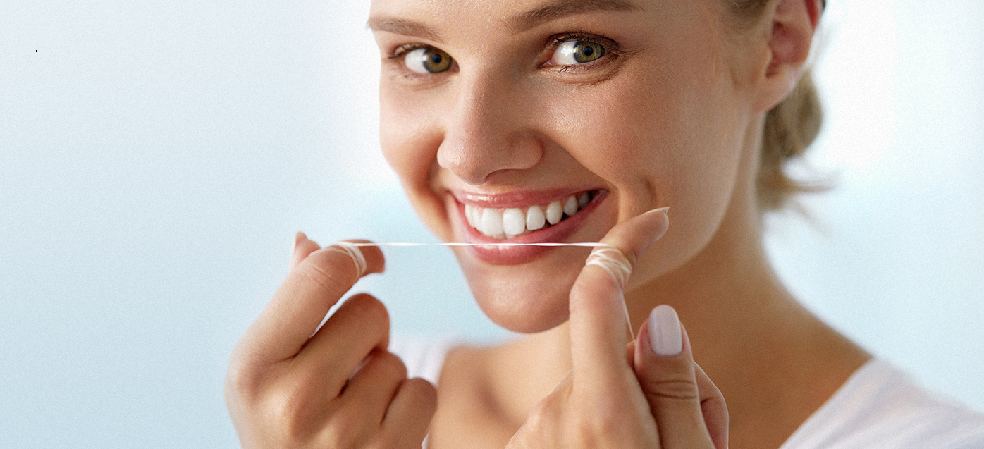 Mujer contenta de usar hilo dental