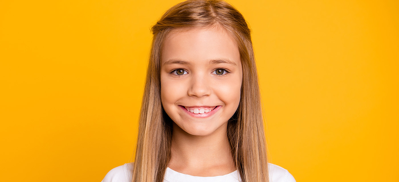 Niña rubia sonríe