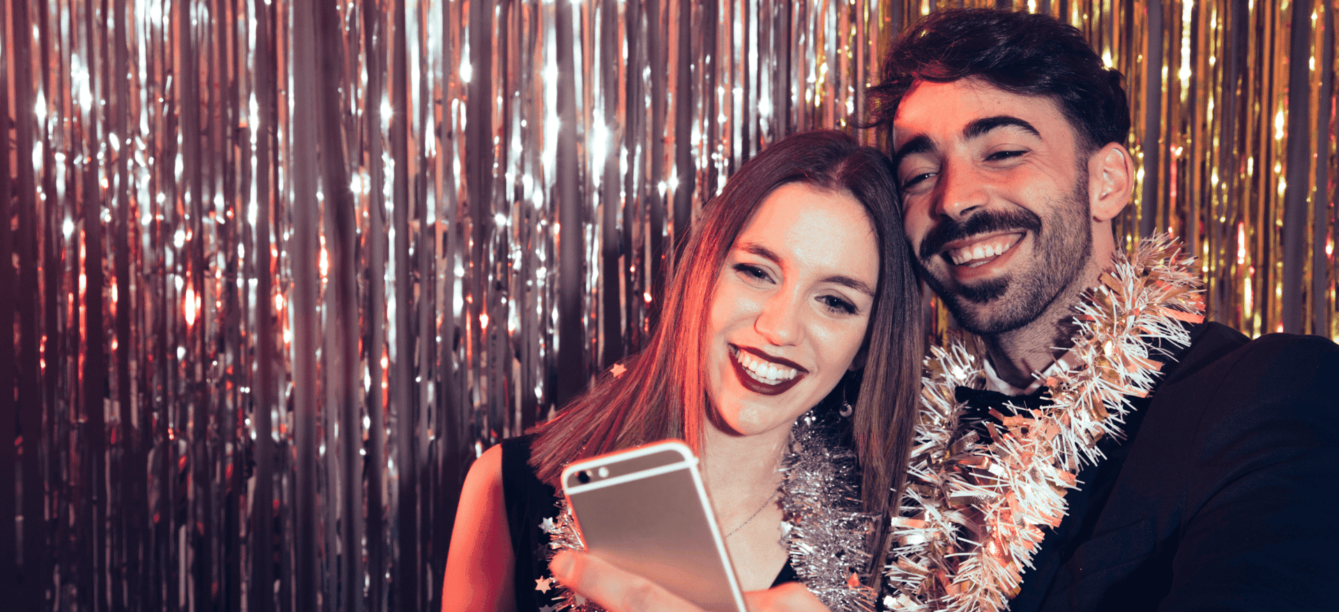 Pareja celebrando fin de año con un diseño de sonrisa perfecto