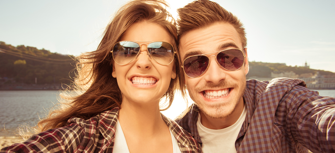 pareja sonríe en año nuevo