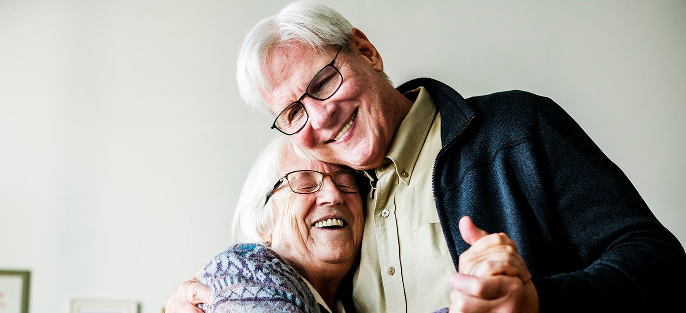 Abuelos sonríen con rehabilitación oral