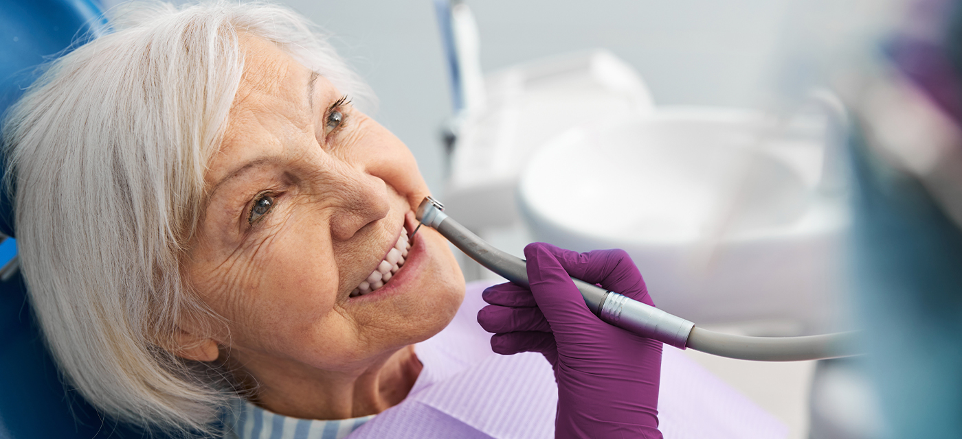 Dentista quitando sarro de los dientes