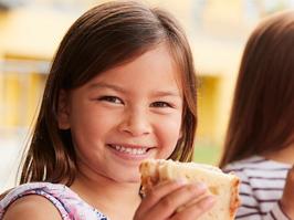 Niñas sonríen después de recuperación de caries dental