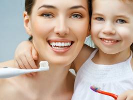 mamá e hija lavándose sus dientes