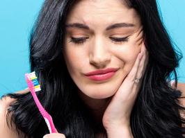 mujer con dientes sensibles