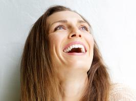 Mujer sonriendo con elevación de seno maxilar