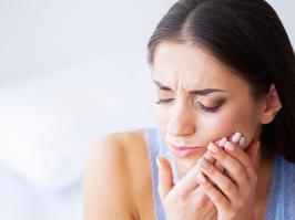 Mujer con problemas bucales
