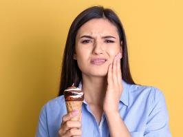 mujer con sensibilidad dental por pulpitis