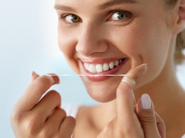 Mujer contenta de usar hilo dental