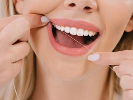 mujer usa hilo dental