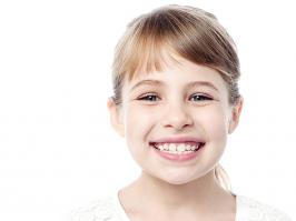 niña con dentición mixta