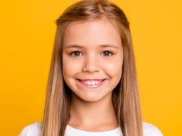 Niña rubia sonríe