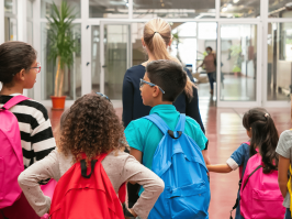 Niños regresando al colegio 