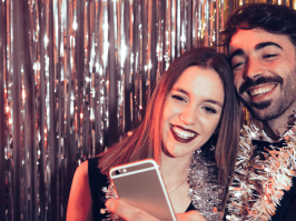 Pareja celebrando fin de año con un diseño de sonrisa perfecto
