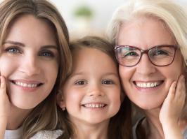 Abuela, madre e hija sonríen juntas