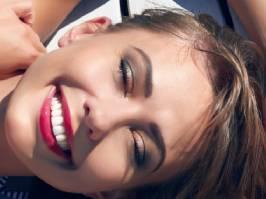 Mujer con blanqueamiento dental 