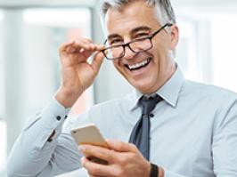 Hombre luce su sonrisa con prótesis dentales